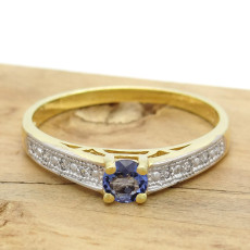 Anel Solitário com Cristal de Tanzanita e 8 Diamantes, em Ouro Amarelo 18 Kilates